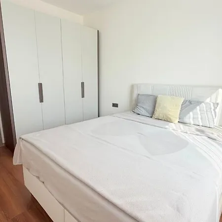 Sifir Muhtesem Havuzlu Aileye Oezel 1e1 Rezidans 公寓式酒店 3*