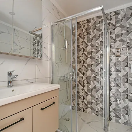 Sifir Muhtesem Havuzlu Aileye Oezel 1e1 Rezidans Aparthotel Alanya